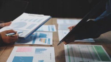 İş adamları beyin fırtınası yapıyor ve iş haritaları, takım çalışması, takım çalışması konseptiyle tartışıyorlar..