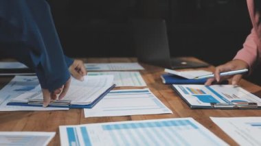 bir grup iş adamı yeni projeyi tartışıyor