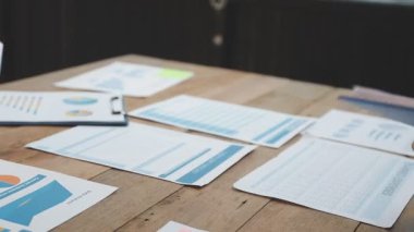Finansal tablolar ve dizüstü bilgisayarla çalışan iş adamı