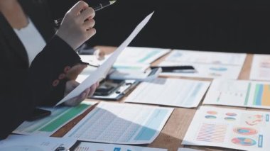 İş adamı mali verileri hesap makinesiyle analiz ediyor