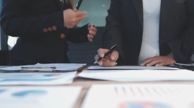 İş ekibi yeni bir iş projesini tartışıyor