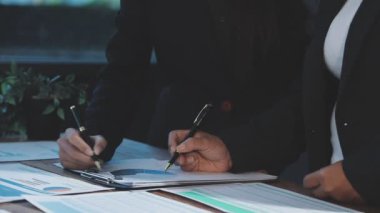 iş takım tartışarak yeni proje