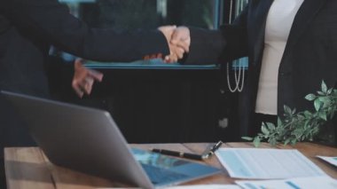 İş adamları el sıkışıyor, toplantıyı bitiriyor.