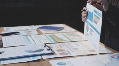 Toplantının istatistiklerini analiz eden iş adamları