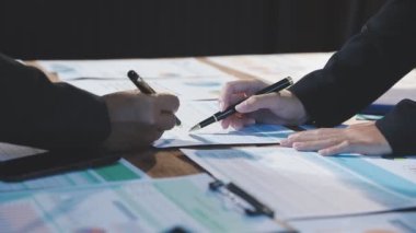 İş adamlarının ellerini kapatıyoruz. Not alıyoruz.