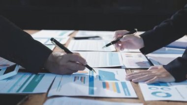 İşadamı ve işkadını ofiste belge imzalıyorlar.