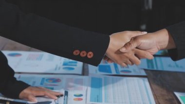 İş adamları ofiste el sıkışıyor