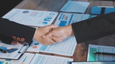 İş adamları ofiste el sıkışıyor