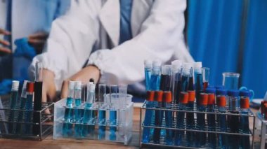 Laboratuvarda çalışan bilim adamı..