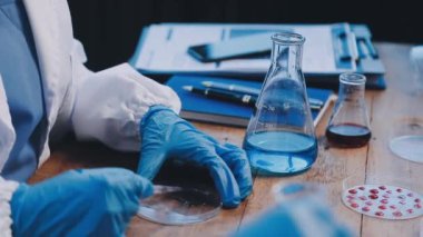 Laboratuvar yapım deneyde bilim adamı.