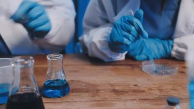 Test tüpü tutan bilimadamı