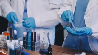 Laboratuvarda mikroskop ile çalışan bilim adamlarının yakın çekimi