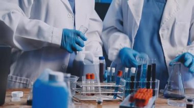 Laboratuvarda test tüpleri olan bir bilim adamı.