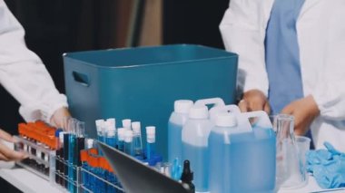 Kapalı - bir ilaç şişesi tutan doktor elleri