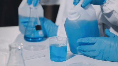 Yakın plan - koruyucu giysili ve koruyucu maskeli bilim adamlarının laboratuvar, koronavirüs konsepti, covid - 19