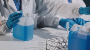 Mavi takım elbiseli laboratuar asistanı.