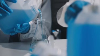 Laboratuvarda çalışan bilim adamı..