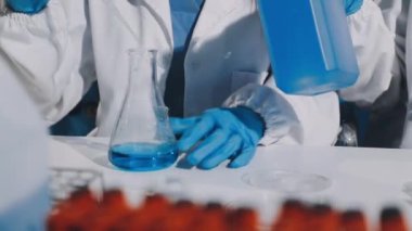 Test tüpü tutan bilimadamı