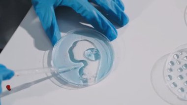 Laboratuvardaki laboratuvar asistanının yakın plan fotoğrafı.