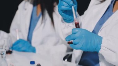 Laboratuvarda test tüplü bir bilim adamı Coronavirus covid 'in geliştirilmesi için araştırma yapıyor..