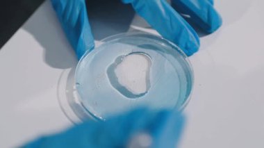 Tıbbi laboratuvar asistanının yakın plan fotoğrafı.