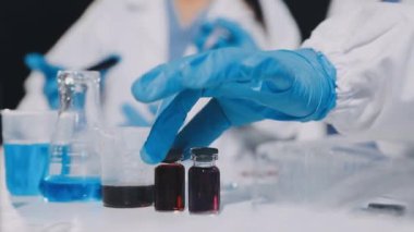 Üniformalı ve elinde kan testi tüpü olan sağlık görevlisine yakın durun.