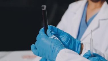 Laboratuvarda mikroskopla çalışan bilim adamı.