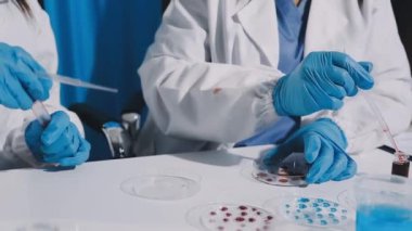 Laboratuvarda çalışan laboratuar asistanı