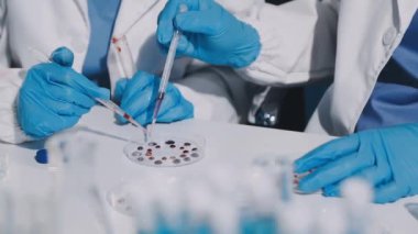 Doktor, laboratuarda elinde sıvı örneği olan bir tüp tutuyor..