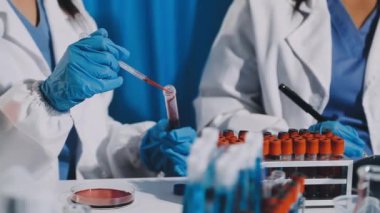 Laboratuvarda çalışan bilim adamı. laboratuvar araştırması.