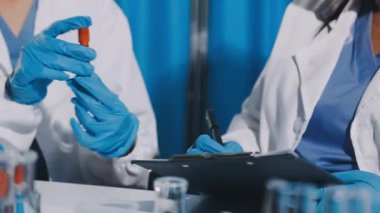 Laboratuvar test tüpleri ile bilim adamı