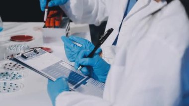 Laboratuvar çalışanı..