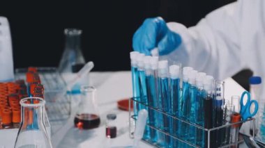 Laboratuvarda deney tüpüyle tüp tutan tıp bilimcilerini kapatın..