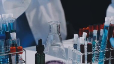 Laboratuvardaki bilim adamı. bilim konsepti.