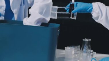 Koruyucu eldivenli laboratuvar çalışanı.