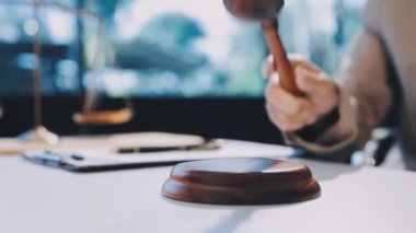 Yargıç Tokmak ve yargıç masadalar, yakın çekim.