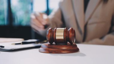 Yargıç Tokmak 'ın ofisinde evraklar, hukuk hukuku ve hukuk avukatı var..