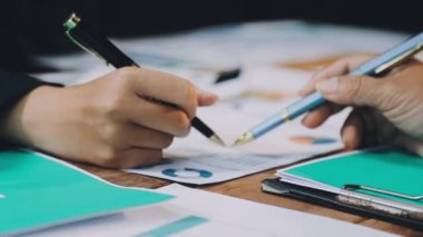 yakın plan - iş ekibinin proje üzerinde birlikte çalışması