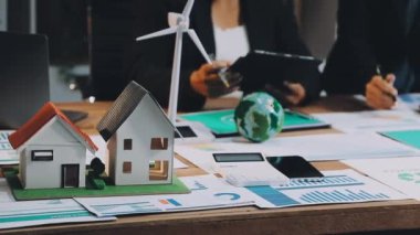 Yeni evin bir modeli, bir model ve bir güneş enerjisi olan bir ev. enerji tasarrufu