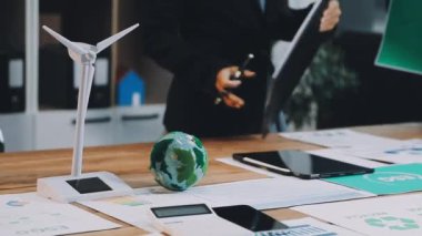 Elinde akıllı telefon ve elinde yeşil bir bitki tutan bir adama yaklaş.