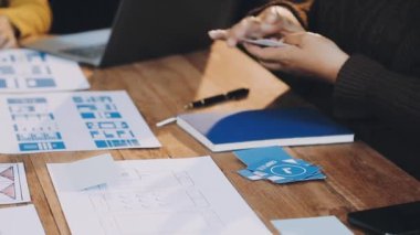 İş adamları beyin fırtınası yapıyor ve plan yapıyor.