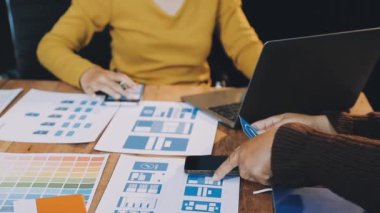 Ofiste dijital tabletle çalışan tasarımcı