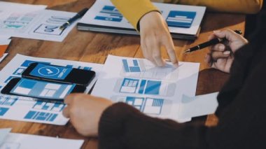 Genç kadın yeni bir proje üzerinde çalışıyor.