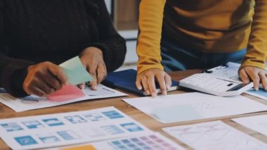 Projede çalışan genç bayan tasarımcılar