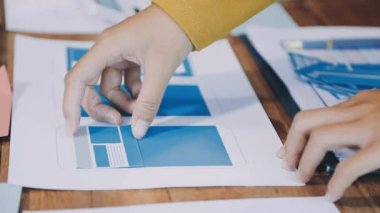 ofiste genç tasarımcısı çalışma