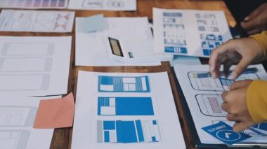 Dijital tablet kullanan tasarımcı ve ofiste proje üzerinde çalışıyor