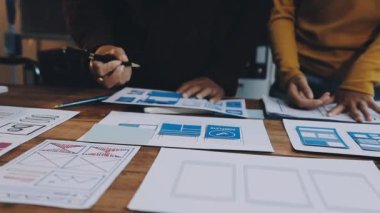 Tablet üzerinde çalışan tasarımcı