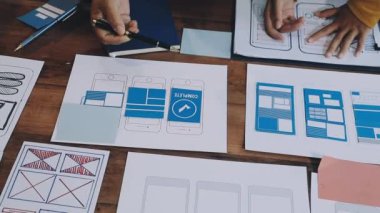 Cep telefonuyla çalışan tasarımcı