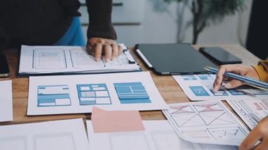 Ofisteki projede çalışan genç tasarımcıyı kapat