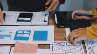 İş ekibi ofiste dizüstü bilgisayarla çalışıyor..